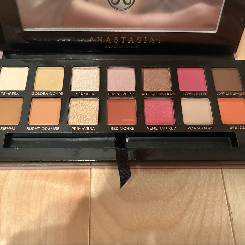 ANASTASIA BEVERLY HILLS
Modern Renaissance Eye Shadow Palette